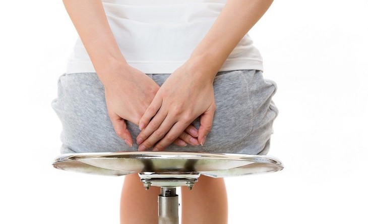 Người trẻ thở phào vì "cặp đôi" trong uống ngoài bôi trị bệnh trĩ  - Ảnh 1.