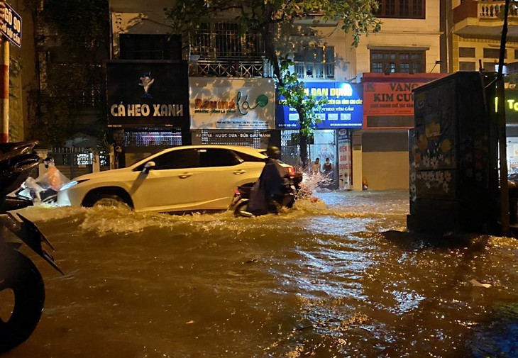 Hà Nội bất ngờ mưa như trút nước khiến nhiều tuyến phố ngập lúc nửa đêm - Ảnh 3.