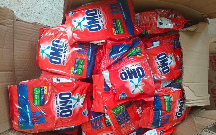 Bắt quả tang cơ sở san chiết, đóng gói bột giặt giả mạo nhãn hiệu OMO