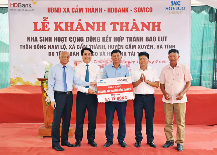 HDBank, Sovico trao tặng 3 nhà cộng đồng tránh lũ trị giá 6,1 tỷ đồng cho tỉnh Hà Tĩnh - Ảnh 1.