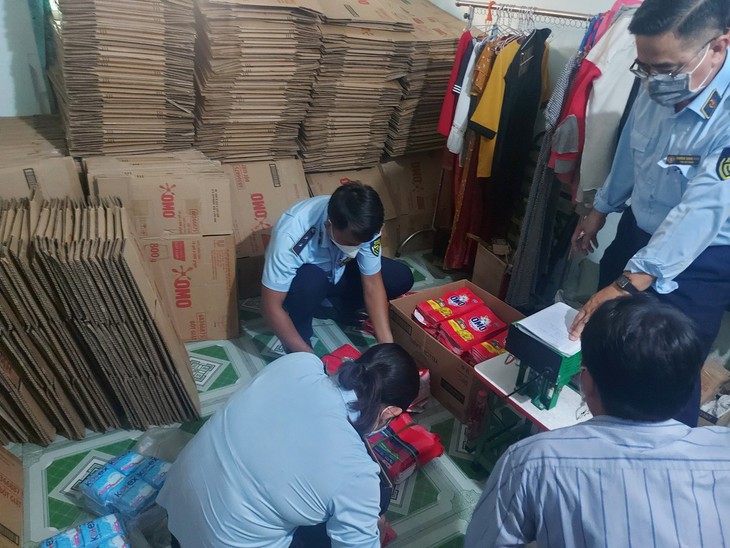 Lực lượng chức năng thu giữ số hàng hóa vi phạm Lực lượng chức năng thu giữ số hàng hóa vi phạm