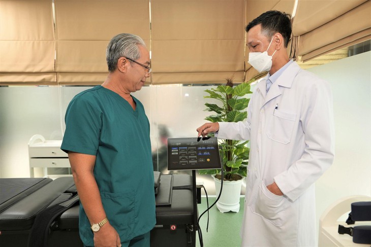 Nghệ sĩ Trung Dân: "Tôi bị thuyết phục bởi những trang thiết bị điều trị hiện đại" - Ảnh 1.