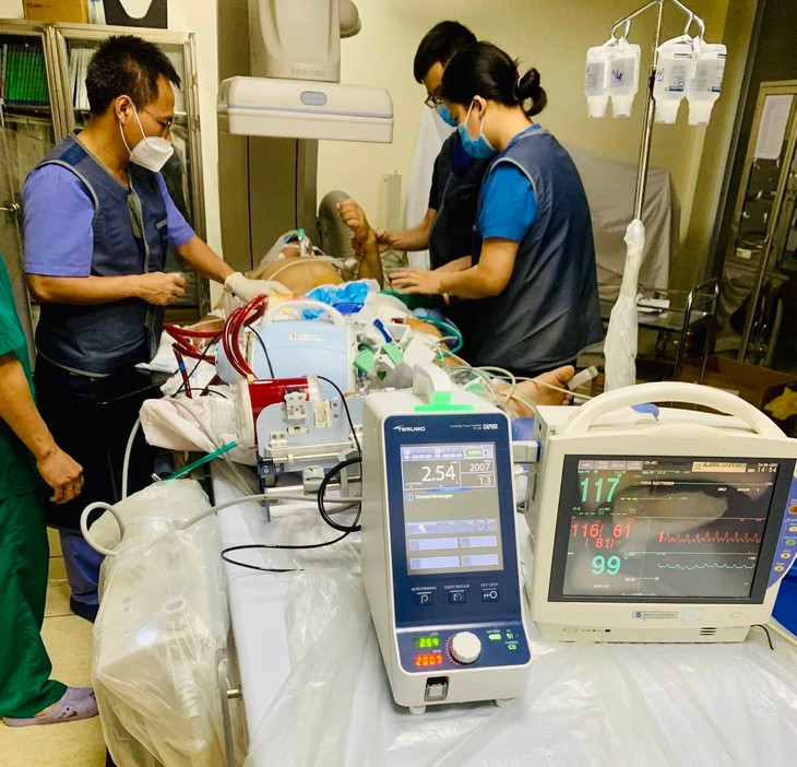 Thanh Hóa: Cứu sống ngoạn mục 1 bệnh nhân đặc biệt nhờ thực hiện đồng thời kỹ thuật ECMO và can thiệp tim mạch - Ảnh 4. Thanh Hóa: Cứu sống ngoạn mục 1 bệnh nhân đặc biệt nhờ thực hiện đồng thời kỹ thuật ECMO và can thiệp tim mạch - Ảnh 4.