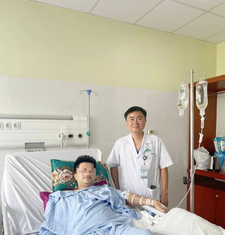 Thanh Hóa: Cứu sống ngoạn mục 1 bệnh nhân đặc biệt nhờ thực hiện đồng thời kỹ thuật ECMO và can thiệp tim mạch - Ảnh 5. Thanh Hóa: Cứu sống ngoạn mục 1 bệnh nhân đặc biệt nhờ thực hiện đồng thời kỹ thuật ECMO và can thiệp tim mạch - Ảnh 5.