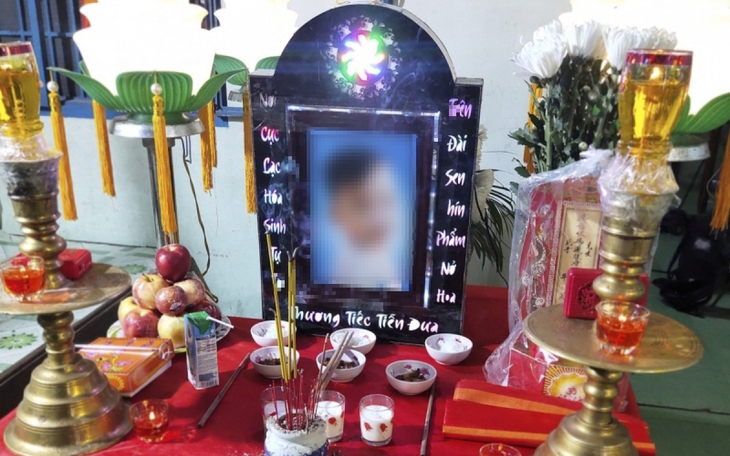 Vụ bé trai 18 tháng tuổi tử vong nghi bị bạo hành: Bắt tạm giam cha dượng