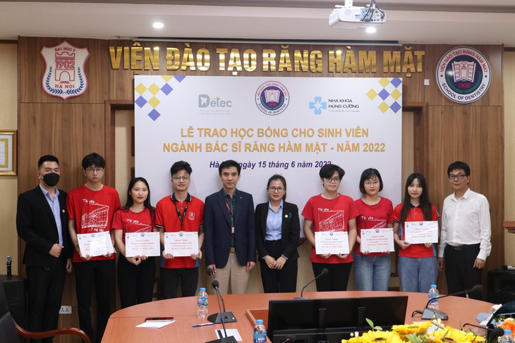 Trao học bổng cho sinh viên ngành Bác sĩ Răng Hàm Mặt 2022 - Ảnh 3. Trao học bổng cho sinh viên ngành Bác sĩ Răng Hàm Mặt 2022 - Ảnh 3.