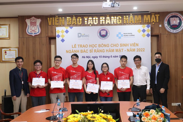 Trao học bổng cho sinh viên ngành Bác sĩ Răng Hàm Mặt 2022 - Ảnh 4. Trao học bổng cho sinh viên ngành Bác sĩ Răng Hàm Mặt 2022 - Ảnh 4.