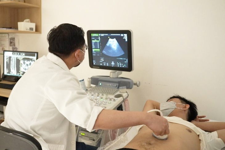 Bệnh nhân 33 tuổi thoát nguy cơ cắt túi mật do sỏi nhờ tán sỏi mật qua da bằng laser - Ảnh 1. Bệnh nhân 33 tuổi thoát nguy cơ cắt túi mật do sỏi nhờ tán sỏi mật qua da bằng laser - Ảnh 1.