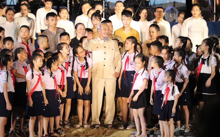 Đã 65 năm ngày Bác Hồ về thăm Quảng Bình, từ ấy người Vân Kiều, Pa Kô mang họ Người