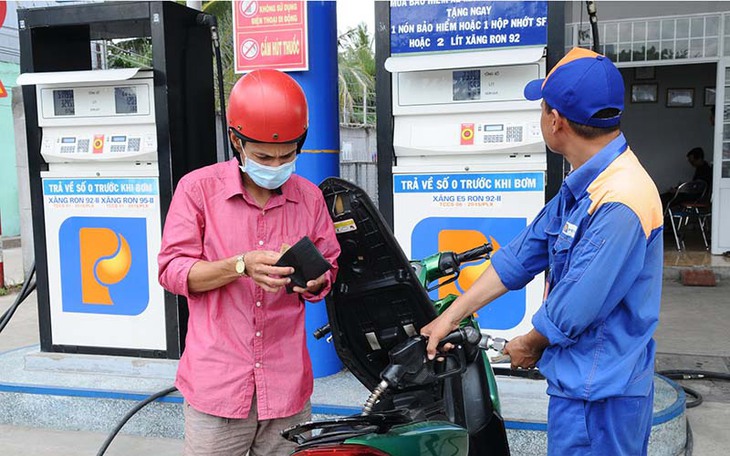 Giảm thuế để hạ nhiệt giá xăng dầu là việc cần làm ngay - Ảnh 1.
