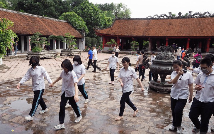 Phụ huynh, học sinh Hà Nội nườm nượp đến Văn Miếu cầu may trước ngày thi vào lớp 10