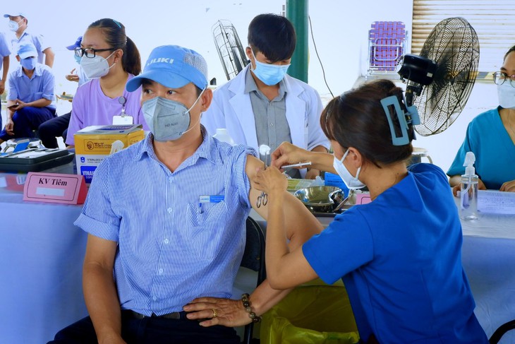 TP.HCM phát động Tháng cao điểm tiêm vaccine phòng COVID-19 - Ảnh 2.