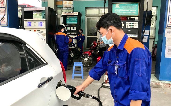 Giá xăng liên tục "leo thang", Bộ Tài chính đề nghị giảm tối đa thuế bảo vệ môi trường - Ảnh 2.