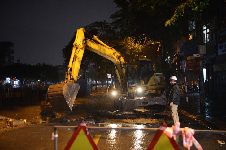Đã 'vá đường' xong khu vực sụt lún tại Hà Nội - Ảnh 2.
