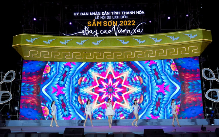 Hàng nghìn người đội mưa xem Carnival Nghệ An rực rỡ sắc màu- Ảnh 7.