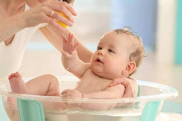 4 nguyên tắc cha mẹ cần "nằm lòng" khi con mắc tay chân miệng - Ảnh 2.
