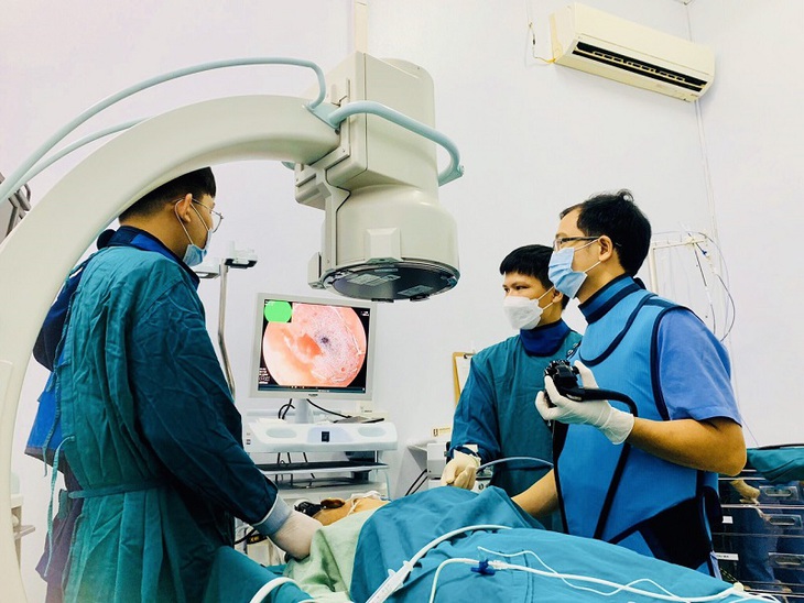 Nội soi can thiệp đặt stent thực quản nâng cao thể trạng, kéo dài tuổi thọ cho bệnh nhân ung thư - Ảnh 1.