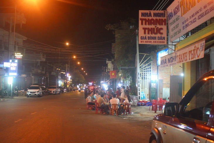Dẹp kinh doanh vỉa hè ở Nha Trang (Khánh Hòa): Chỗ quyết liệt, chỗ náo nhiệt buôn bán - Ảnh 4. Dẹp kinh doanh vỉa hè ở Nha Trang (Khánh Hòa): Chỗ quyết liệt, chỗ náo nhiệt buôn bán - Ảnh 4.