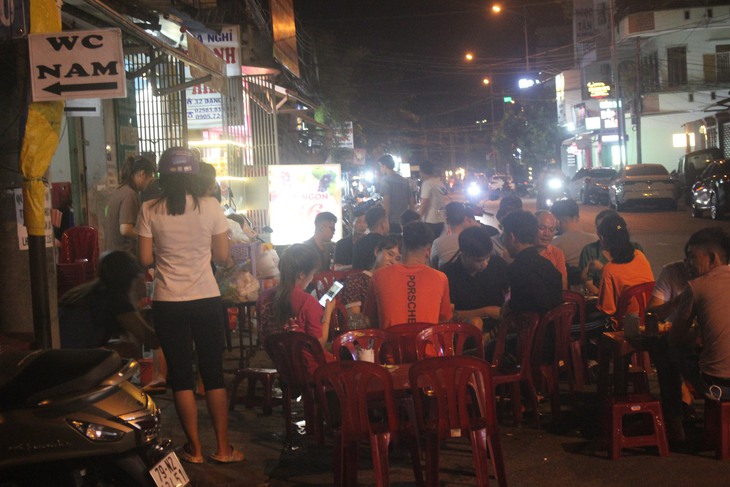 Dẹp kinh doanh vỉa hè ở Nha Trang (Khánh Hòa): Chỗ quyết liệt, chỗ náo nhiệt buôn bán - Ảnh 5. Dẹp kinh doanh vỉa hè ở Nha Trang (Khánh Hòa): Chỗ quyết liệt, chỗ náo nhiệt buôn bán - Ảnh 5.