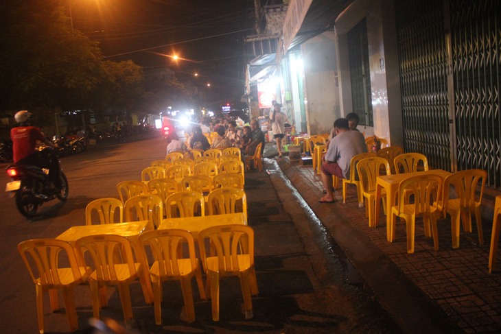 Dẹp kinh doanh vỉa hè ở Nha Trang (Khánh Hòa): Chỗ quyết liệt, chỗ náo nhiệt buôn bán - Ảnh 6. Dẹp kinh doanh vỉa hè ở Nha Trang (Khánh Hòa): Chỗ quyết liệt, chỗ náo nhiệt buôn bán - Ảnh 6.