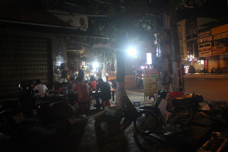Dẹp kinh doanh vỉa hè ở Nha Trang (Khánh Hòa): Chỗ quyết liệt, chỗ náo nhiệt buôn bán - Ảnh 7. Dẹp kinh doanh vỉa hè ở Nha Trang (Khánh Hòa): Chỗ quyết liệt, chỗ náo nhiệt buôn bán - Ảnh 7.