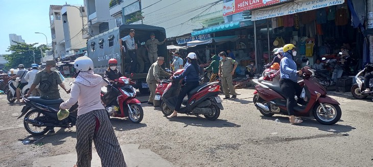 Dẹp kinh doanh vỉa hè ở Nha Trang (Khánh Hòa): Chỗ quyết liệt, chỗ náo nhiệt buôn bán - Ảnh 2. Dẹp kinh doanh vỉa hè ở Nha Trang (Khánh Hòa): Chỗ quyết liệt, chỗ náo nhiệt buôn bán - Ảnh 2.