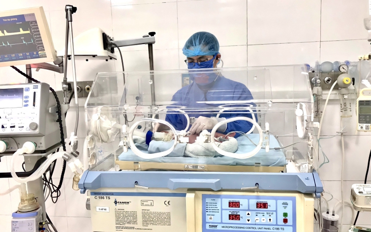 Cứu sống trẻ sinh non 1,6 kg xuất huyết não, rối loạn đông máu nguy kịch