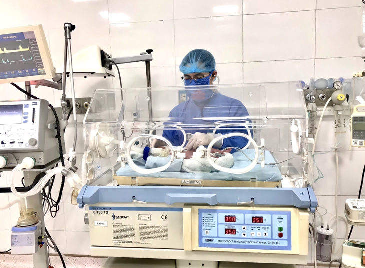 Cứu sống trẻ sinh non 1,6kg xuất huyết não, rối loạn đông máu nguy kịch - Ảnh 1. Cứu sống trẻ sinh non 1,6kg xuất huyết não, rối loạn đông máu nguy kịch - Ảnh 1.