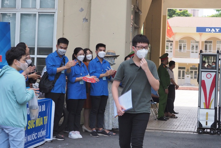 Thí sinh hoàn thành bài thi Ngữ văn vào lớp 10 tại Hà Nội với tâm lý thoải mái - Ảnh 1. Thí sinh hoàn thành bài thi Ngữ văn vào lớp 10 tại Hà Nội với tâm lý thoải mái - Ảnh 1.