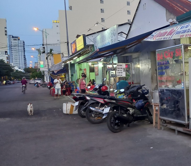 Dẹp kinh doanh vỉa hè ở Nha Trang (Khánh Hòa): Chỗ thông thoáng, chỗ náo nhiệt buôn bán - Ảnh 6. Dẹp kinh doanh vỉa hè ở Nha Trang (Khánh Hòa): Chỗ thông thoáng, chỗ náo nhiệt buôn bán - Ảnh 6.