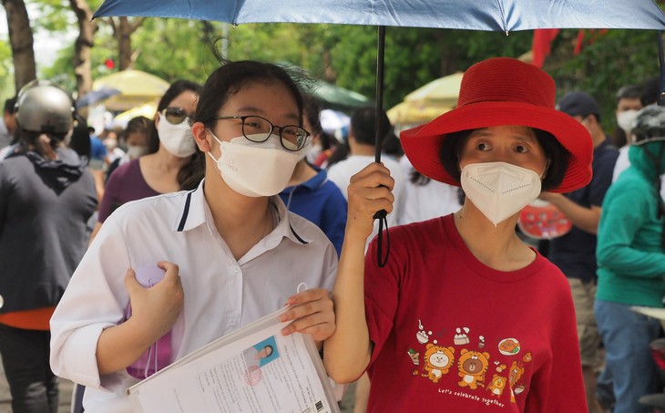 Thí sinh hoàn thành bài thi Ngữ văn vào lớp 10 tại Hà Nội với tâm lý thoải mái - Ảnh 2. Thí sinh hoàn thành bài thi Ngữ văn vào lớp 10 tại Hà Nội với tâm lý thoải mái - Ảnh 2.