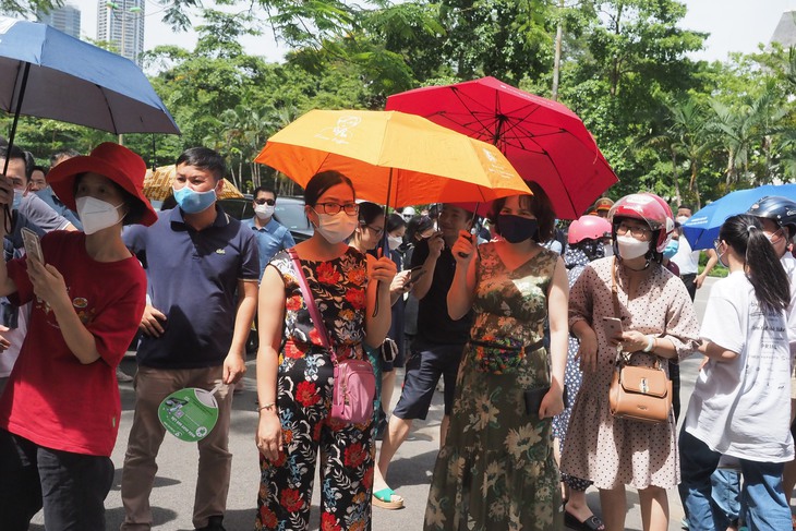 Thí sinh hoàn thành bài thi Ngữ văn vào lớp 10 tại Hà Nội với tâm lý thoải mái - Ảnh 4. Thí sinh hoàn thành bài thi Ngữ văn vào lớp 10 tại Hà Nội với tâm lý thoải mái - Ảnh 4.