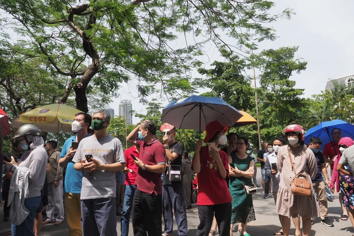 Thí sinh hoàn thành bài thi Ngữ văn vào lớp 10 tại Hà Nội với tâm lý thoải mái - Ảnh 3. Thí sinh hoàn thành bài thi Ngữ văn vào lớp 10 tại Hà Nội với tâm lý thoải mái - Ảnh 3.