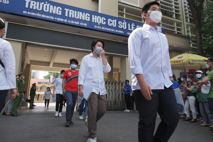 Thí sinh hoàn thành bài thi Ngữ văn vào lớp 10 tại Hà Nội với tâm lý thoải mái - Ảnh 5. Thí sinh hoàn thành bài thi Ngữ văn vào lớp 10 tại Hà Nội với tâm lý thoải mái - Ảnh 5.