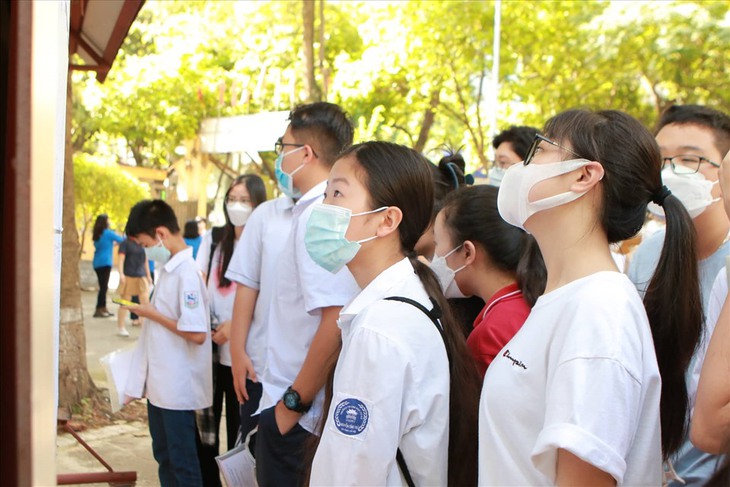 Nắng nóng đến 39 độ C trong ngày đầu tiên thi vào lớp 10 - Ảnh 2.