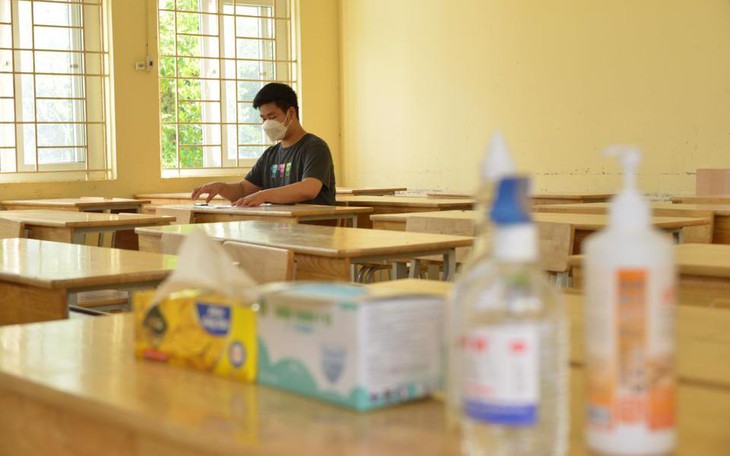 Cận cảnh phòng thi vào lớp 10 của 41 thí sinh F0 Hà Nội tự nguyện tham dự kỳ thi 
