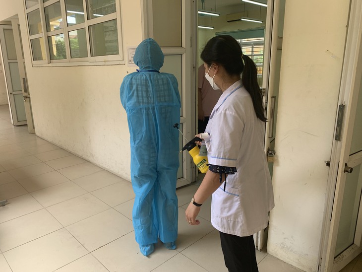 Cận cảnh công tác phun khử khuẩn phòng thi có F0 sau ngày đầu tiên của kỳ thi vào lớp 10 - Ảnh 3. Cận cảnh công tác phun khử khuẩn phòng thi có F0 sau ngày đầu tiên của kỳ thi vào lớp 10 - Ảnh 3.