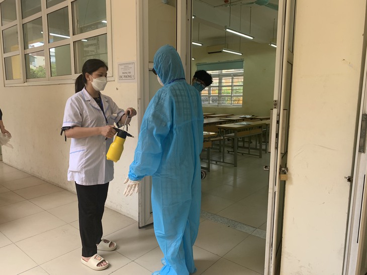 Cận cảnh công tác phun khử khuẩn phòng thi có F0 sau ngày đầu tiên của kỳ thi vào lớp 10 - Ảnh 4. Cận cảnh công tác phun khử khuẩn phòng thi có F0 sau ngày đầu tiên của kỳ thi vào lớp 10 - Ảnh 4.