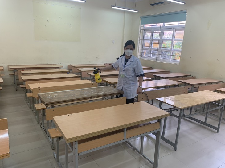 Cận cảnh công tác phun khử khuẩn phòng thi có F0 sau ngày đầu tiên của kỳ thi vào lớp 10 - Ảnh 5. Cận cảnh công tác phun khử khuẩn phòng thi có F0 sau ngày đầu tiên của kỳ thi vào lớp 10 - Ảnh 5.