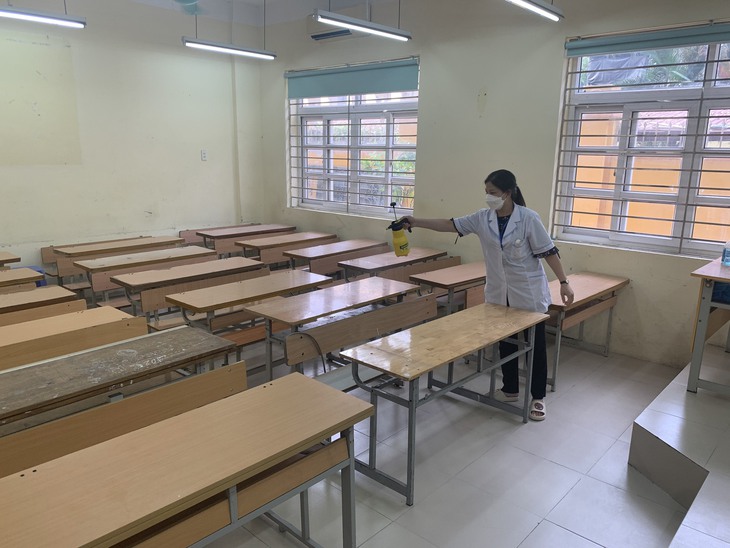 Cận cảnh công tác phun khử khuẩn phòng thi có F0 sau ngày đầu tiên của kỳ thi vào lớp 10 - Ảnh 6. Cận cảnh công tác phun khử khuẩn phòng thi có F0 sau ngày đầu tiên của kỳ thi vào lớp 10 - Ảnh 6.