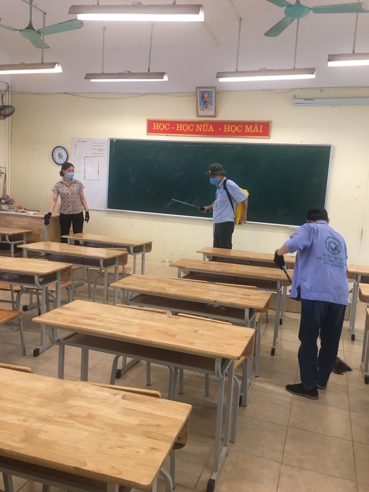 Cận cảnh công tác phun khử khuẩn phòng thi có F0 sau ngày đầu tiên của kỳ thi vào lớp 10 - Ảnh 7. Cận cảnh công tác phun khử khuẩn phòng thi có F0 sau ngày đầu tiên của kỳ thi vào lớp 10 - Ảnh 7.