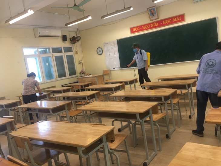 Cận cảnh công tác phun khử khuẩn phòng thi có F0 sau ngày đầu tiên của kỳ thi vào lớp 10 - Ảnh 8. Cận cảnh công tác phun khử khuẩn phòng thi có F0 sau ngày đầu tiên của kỳ thi vào lớp 10 - Ảnh 8.