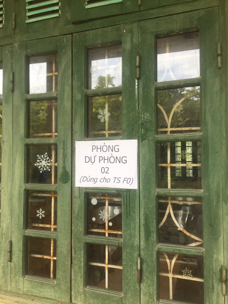 Cận cảnh công tác phun khử khuẩn phòng thi có F0 sau ngày đầu tiên của kỳ thi vào lớp 10 - Ảnh 2. Cận cảnh công tác phun khử khuẩn phòng thi có F0 sau ngày đầu tiên của kỳ thi vào lớp 10 - Ảnh 2.