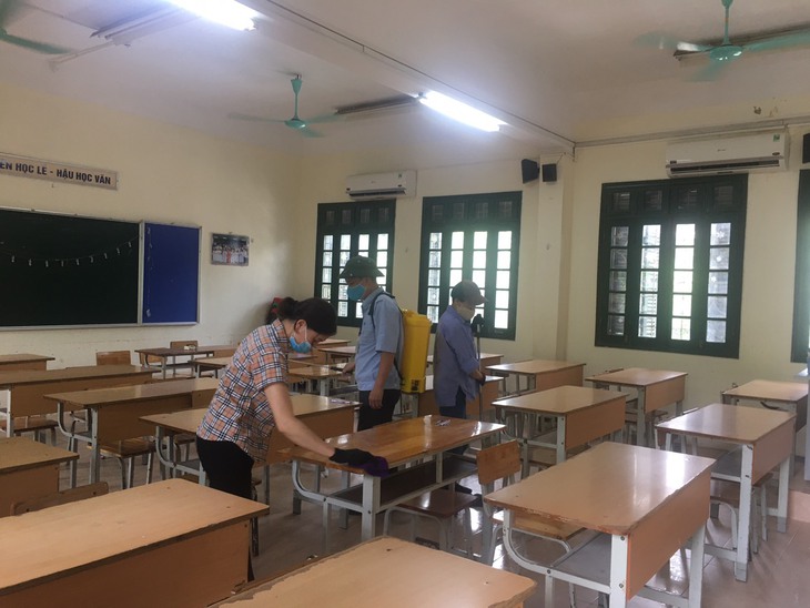 Cận cảnh công tác phun khử khuẩn phòng thi có F0 sau ngày đầu tiên của kỳ thi vào lớp 10 - Ảnh 9. Cận cảnh công tác phun khử khuẩn phòng thi có F0 sau ngày đầu tiên của kỳ thi vào lớp 10 - Ảnh 9.