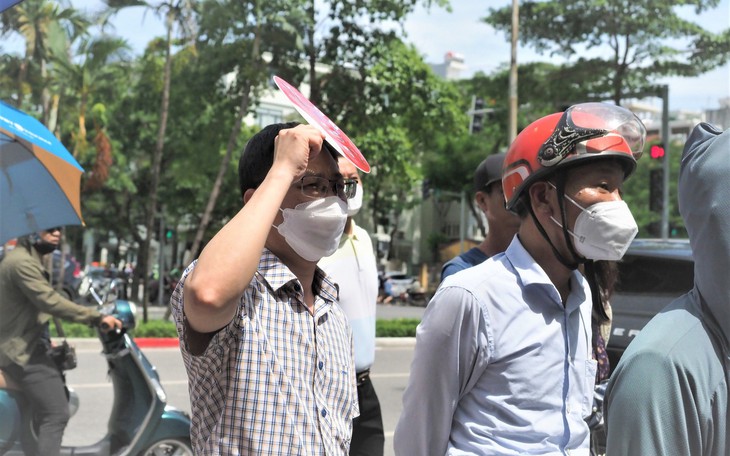 Bố mẹ nhễ nhại 'đội nắng' 40 độ C ngóng con 'vượt vũ môn'
