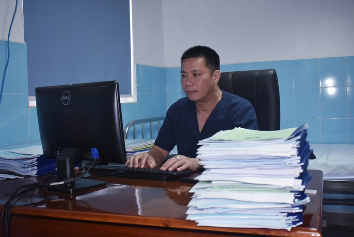 Y bác sĩ, cán bộ y tế cũng là “chiến sĩ thông tin” - Ảnh 1. Y bác sĩ, cán bộ y tế cũng là “chiến sĩ thông tin” - Ảnh 1.
