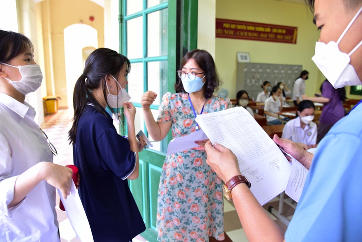 Sáng nay, thí sinh thi vào lớp 10 ở Hà Nội thi môn cuối cùng - Ảnh 2.