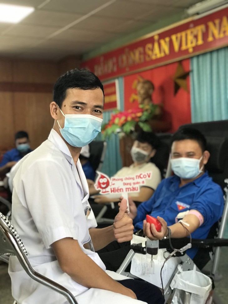 Y bác sĩ, cán bộ y tế cũng là “chiến sĩ thông tin” - Ảnh 6. Y bác sĩ, cán bộ y tế cũng là “chiến sĩ thông tin” - Ảnh 6.