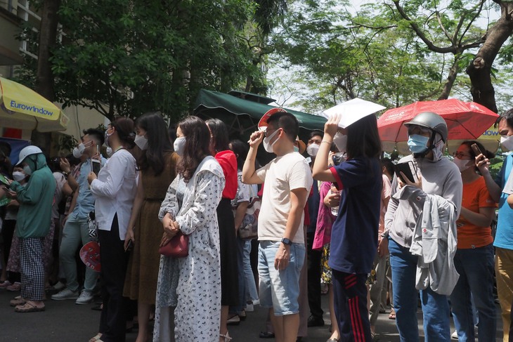Chùm ảnh: Phụ huynh "đội nắng 40 độ C" ngóng con "vượt vũ môn" - Ảnh 8.