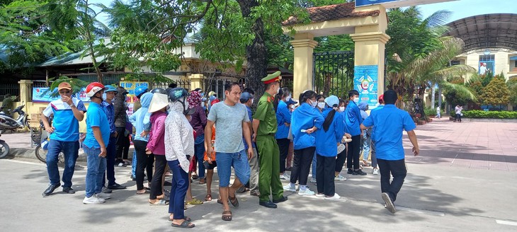Chùm ảnh: Phụ huynh "đội nắng 40 độ C" ngóng con "vượt vũ môn" - Ảnh 12.